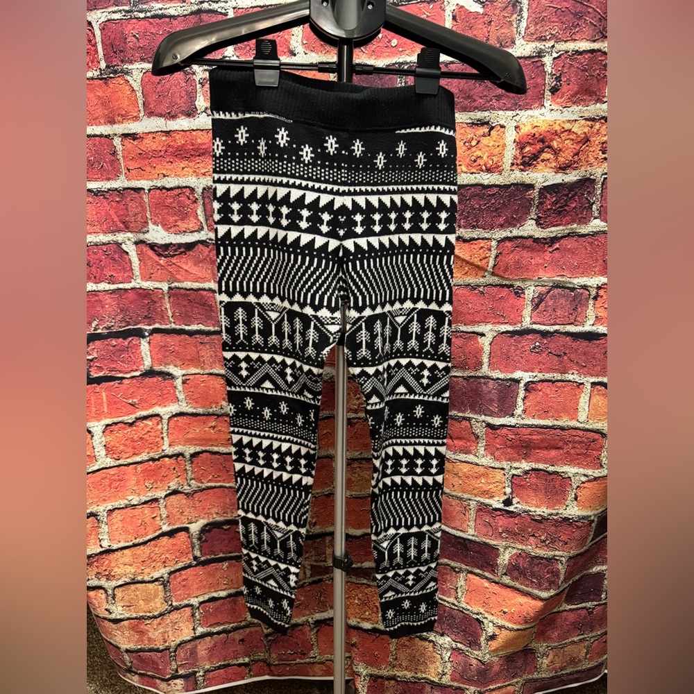 Preowned SO Black and White Leggings Size M Waist 26” Inseam 26” Item #PHK7402